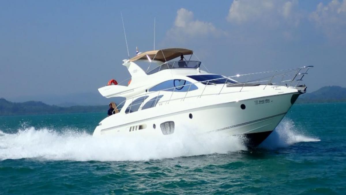 Моторная яхта Azimut 55 для аренды на Пхукете