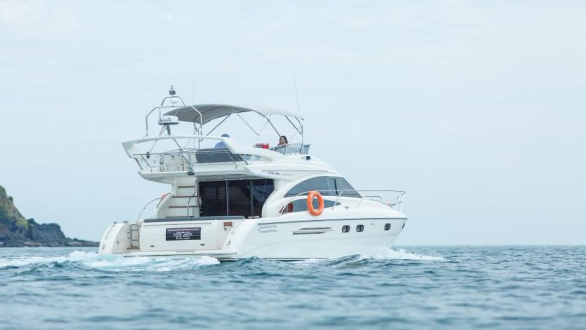 Моторная яхта Princess 42 для аренды на Пхукете